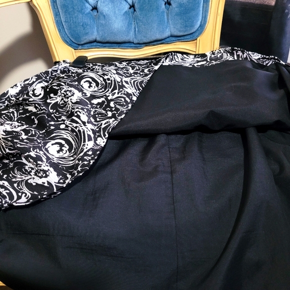 Double Lined Zippered Back Black & White Medium No Labels - Picture 3 of 4